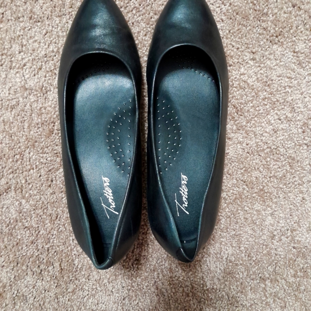 Black pumps